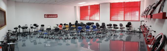 Tamboretes ergonômicos do laboratório do poliuretano durável, cadeiras do laboratório do ESD da resistência de abrasão