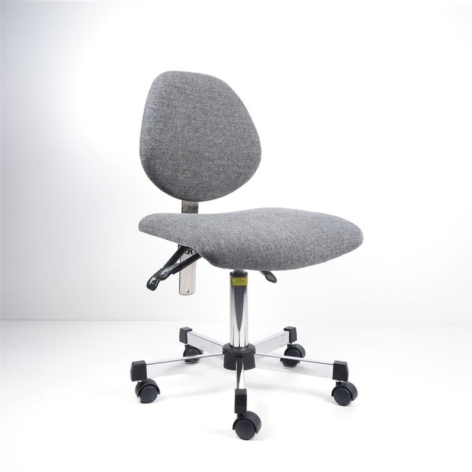 A bancada ergonômica da tela cinzenta preside grandes cadeiras traseiras ajustáveis do laboratório